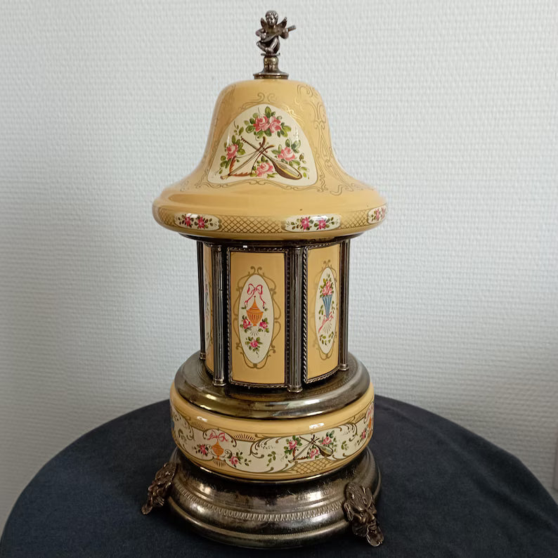 🎵Musical Carousel // Cigar, Cigarette or Lipstick Ride // Cigarette Holder
