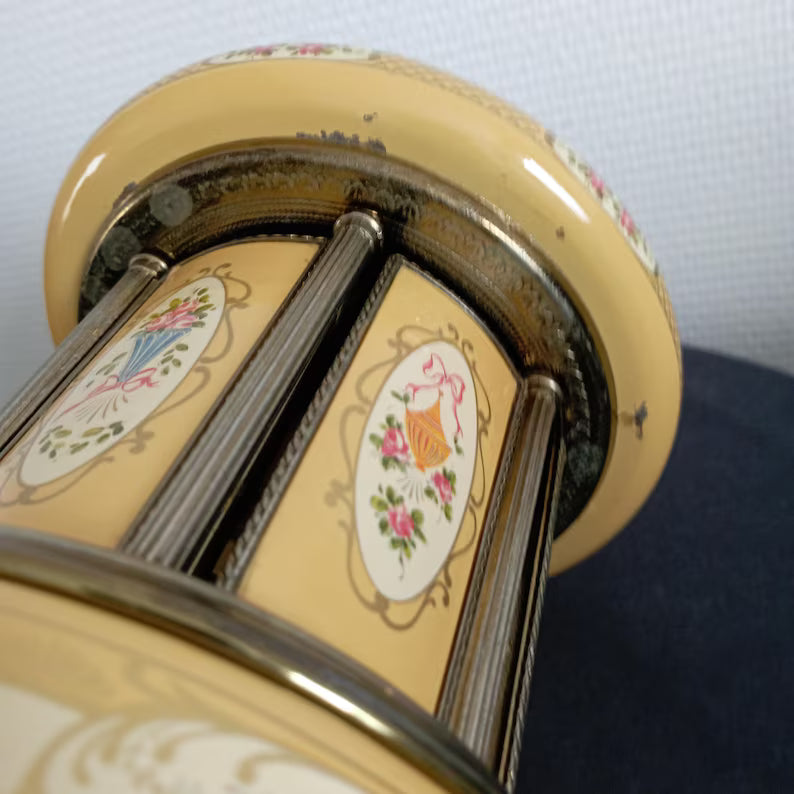 🎵Musical Carousel // Cigar, Cigarette or Lipstick Ride // Cigarette Holder